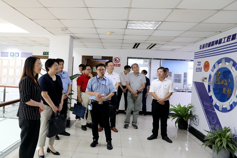 2020年7月14日，時任浙江省總工會黨組成員、副主席張衛(wèi)華一行蒞臨景興紙業(yè)調研推進新時代產業(yè)工人隊伍建設改革工作
