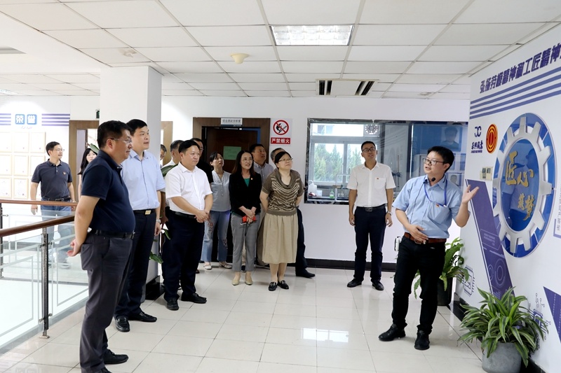 2020年7月29日，時任浙江省政協(xié)常委、社法委副主任、省總工會副主席、一級巡視員董建偉蒞臨景興紙業(yè)調研新時代工匠培育工作